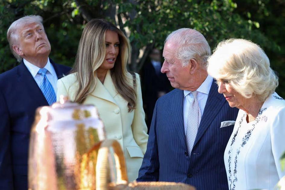 Tramp Britaniya qiroli va qirolichasi bilan uchrashuvda protokol qoidalarini qo‘pol buzdi (foto)